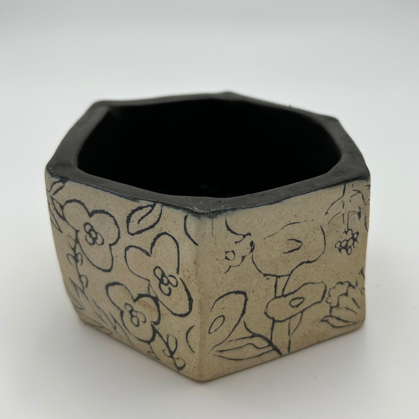 Black 'Pentagon Petals' Holder